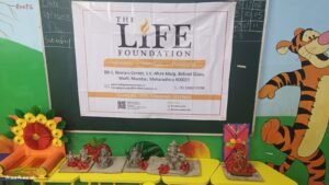 मुंबई पब्लिक स्कूलमध्ये पर्यावरणपूरक गणेशोत्सवाचा संदेश लाईफ फाउंडेशनचा स्तुत्य उपक्रम; पालकांनी साकारल्या शाडू मातीच्या गणेशमूर्ती