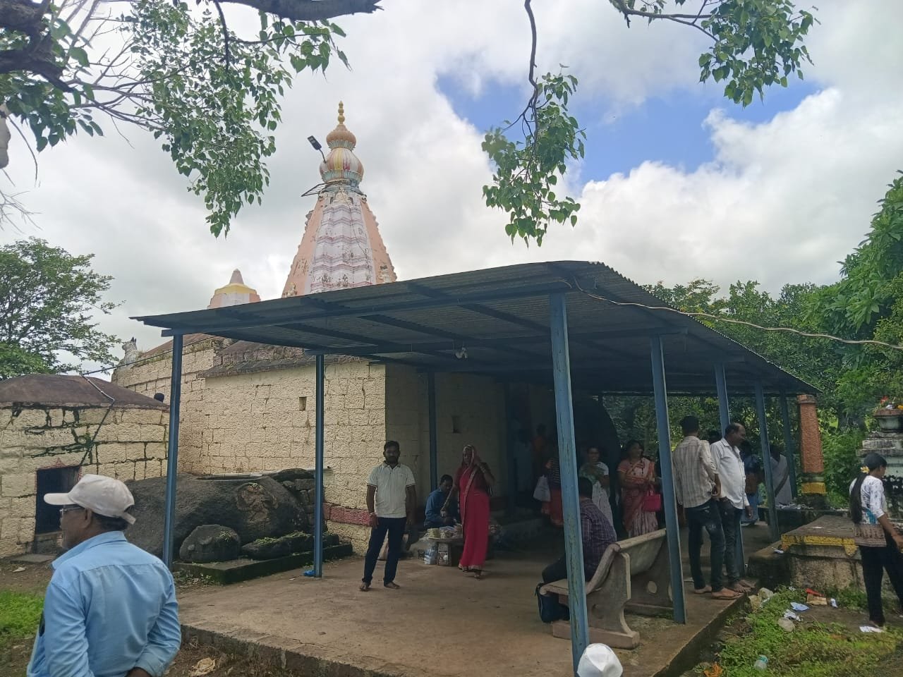 श्रावणी सोमवारी लटकेवाडीत हर हर महादेवचा जयघोष; महादेवाच्या दर्शनासाठी भाविकांची गर्दी
