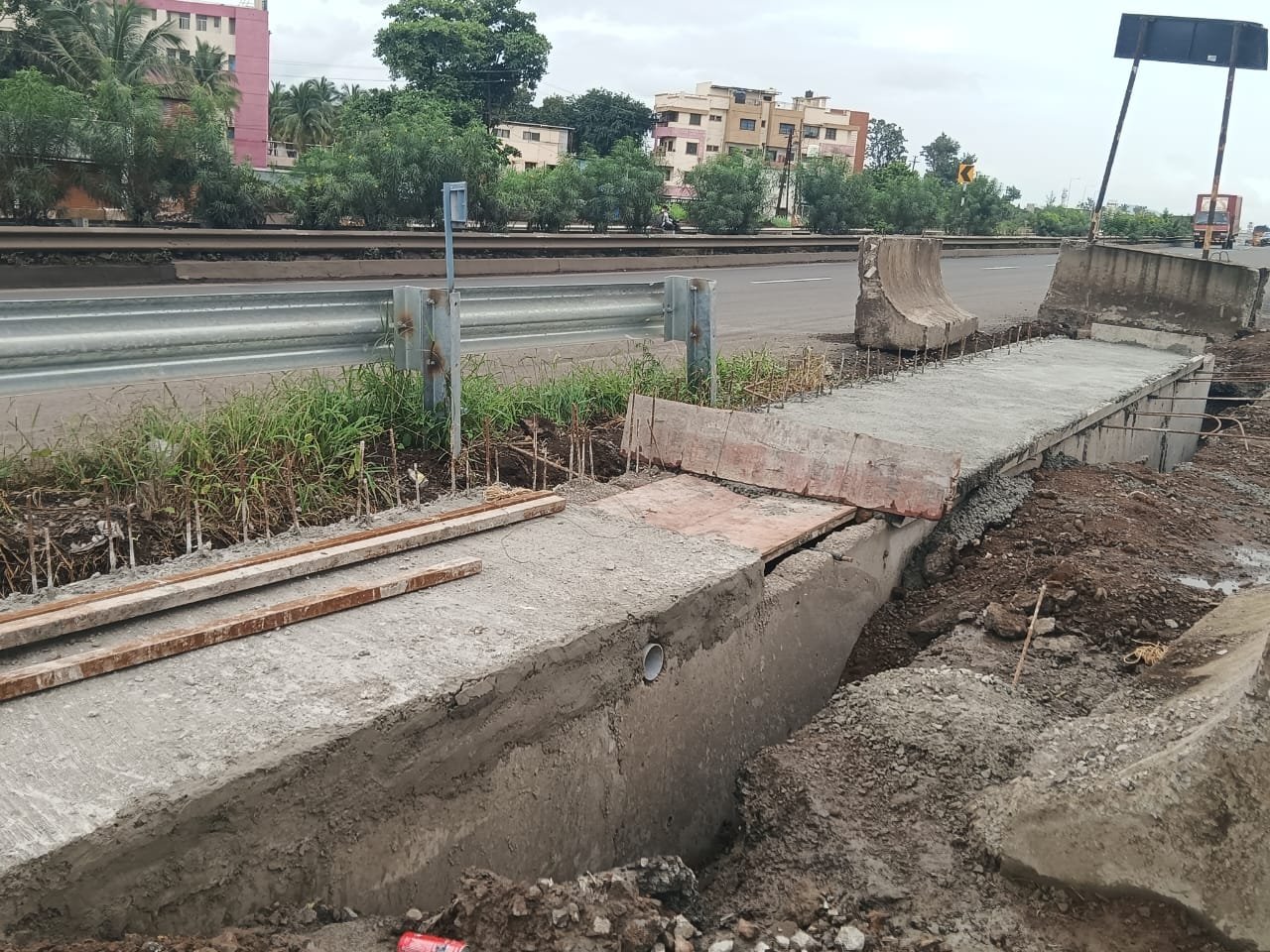 NHAIच्या कामावर प्रश्नचिन्ह; वारुंजी फाट्याजवळ गटाराचे निकृष्ट बांधकाम?