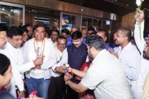 नेपाळमध्ये अडकलेले 54 भारतीय सुखरूपरित्या मुंबईत दाखल; शिवसेनेच्या वतीने माजी खासदार राहुल शेवाळे यांनी केले स्वागत