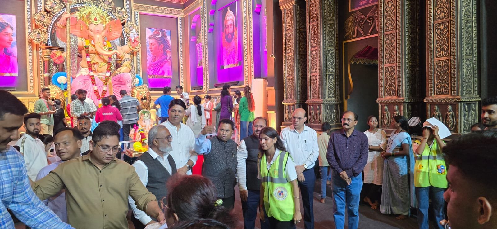 ठाण्याच्या महाराजाचा पर्यावरण संवर्धनासाठी आशीर्वाद; स्वच्छता मार्च व पेट बॉटल कलेक्शन ड्राईव्हला उत्स्फूर्त प्रतिसाद