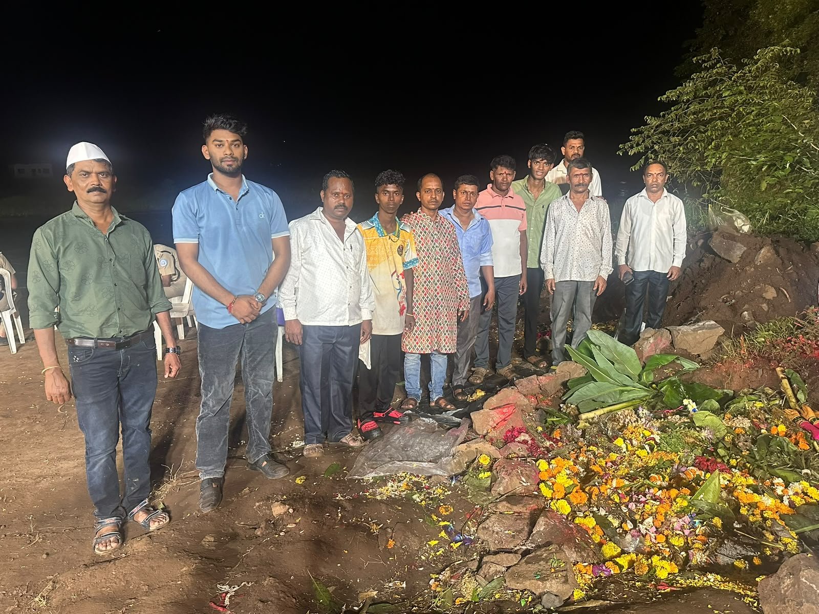 सुगम संगीताच्या गजरात गौरी-गणपतीला निरोप; दहिवली गणेश घाटावर विसर्जनासाठी ग्रामपंचायतीचे उत्तम नियोजन; पुष्पवृष्टीने बाप्पाचे स्वागत