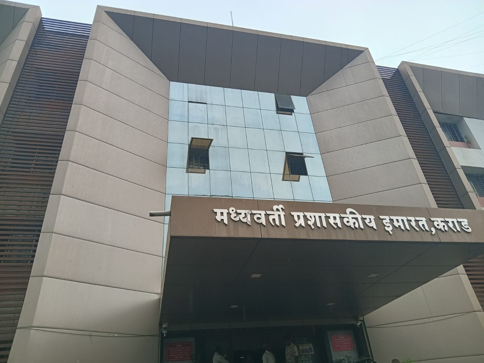 पिक पाहणीच्या कामामुळे रेकॉर्ड रूमचा कारभार ठप्प? कागदपत्रांसाठी नागरिकांचे तहसील कार्यालयात वारंवार हेलपाटे; कराड तहसील प्रशासनाच्या कार्यपद्धतीवर प्रश्नचिन्ह
