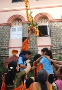 दृष्टी नसली तरी आनंदाची उंची गगनाएवढी; कमला मेहता अंध मुलींच्या शाळेत ‘एक हंडी दिव्यांगांसाठी’