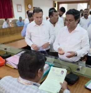 सातारा जिल्हा बँक निवडणुकीत पत्रकार विनोद कुलकर्णी यांचा अर्ज दाखल …