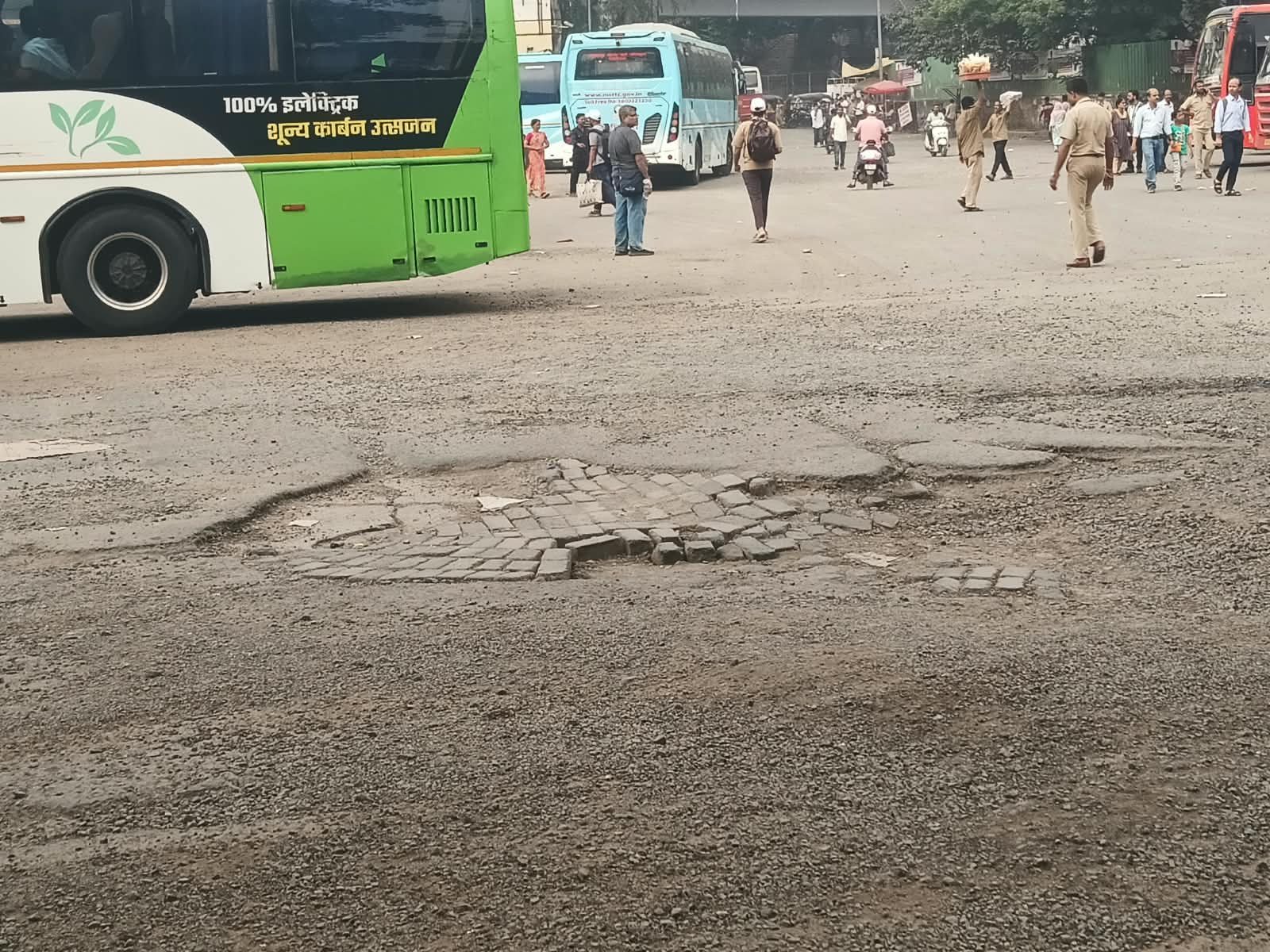 स्वारगेट बस स्थानक परिसर खड्ड्यांच्या विळख्यात!  रस्त्याची दुरवस्था; प्रवासी व वाहनचालकांच्या सुरक्षिततेचा प्रश्न ऐरणीवर