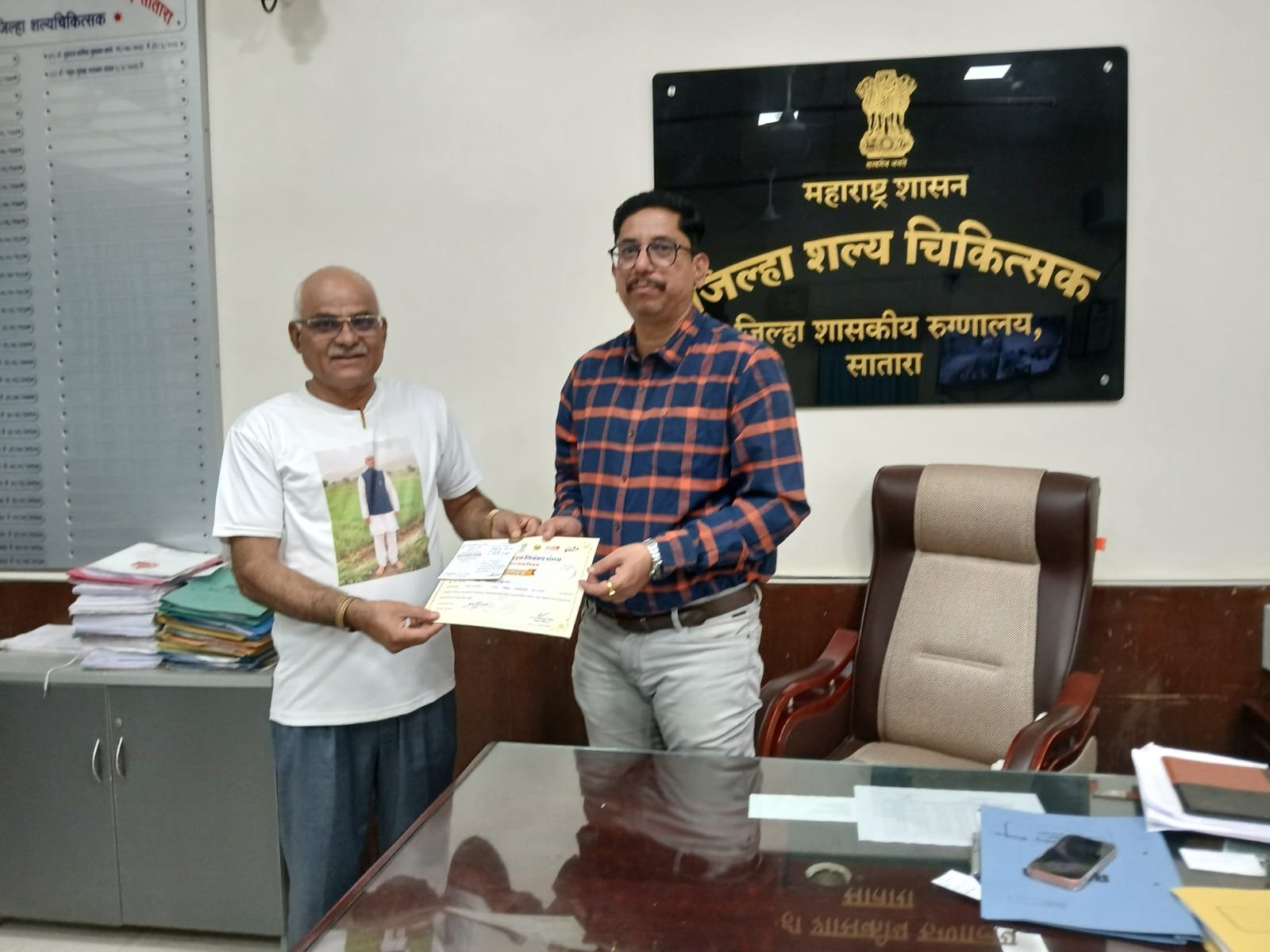 सामाजिक बांधिलकीचा वस्तुपाठ! निवृत्त शिक्षक दीपक भुजबळ गुरुजींचे ६० वे हीरक महोत्सवी रक्तदान; संपूर्ण कुटुंबाचा मरणोत्तर देहदानाचा संकल्प