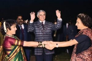 लोककलेच्या नभांगणातील ‘मधुरंग’; लावणीसम्राज्ञी मधु कांबीकर…! पंतप्रधान इंदिरा गांधी यांनी राजशिष्टाचार बाजूला ठेवून मधुबाईंसोबत धरलेला फुगडीचा फेर!