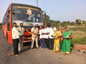 घोगाव येथे नवरात्रोत्सवानिमित्त लालपरीच्या चालक-वाहकांचा सन्मान;  श्री रेणुका माता मंदिराच्या वतीने उपक्रम