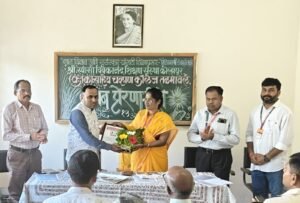 डॉ.संदीप डाकवे ‘स्वच्छतादूत’ पुरस्काराने सन्मानित
