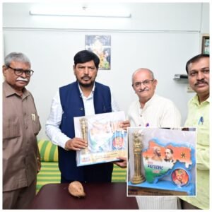 योगेश वसंत त्रिवेदी यांना उत्कृष्ट पत्रकारिता पुरस्कार ; रामदास आठवले यांनी केला प्रदान
