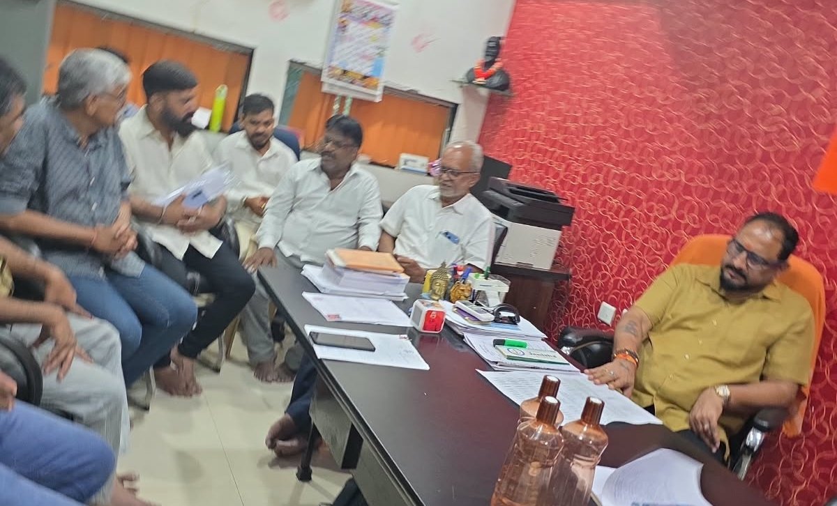 दादर पश्चिमेतील अधिकृत फेरीवाल्यांना पुन्हा व्यवसायाची संधी; व्यापारी असोसिएशन व हॉकर्स संघटनेत सकारात्मक चर्चा